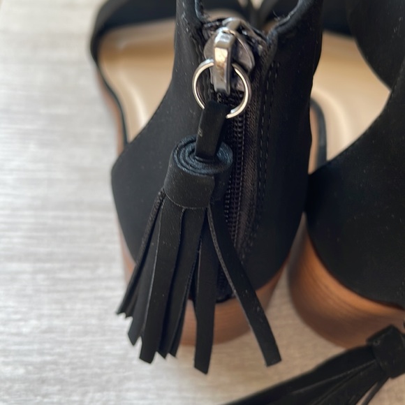 Black Low Heel Sandal - Picture 9 of 12